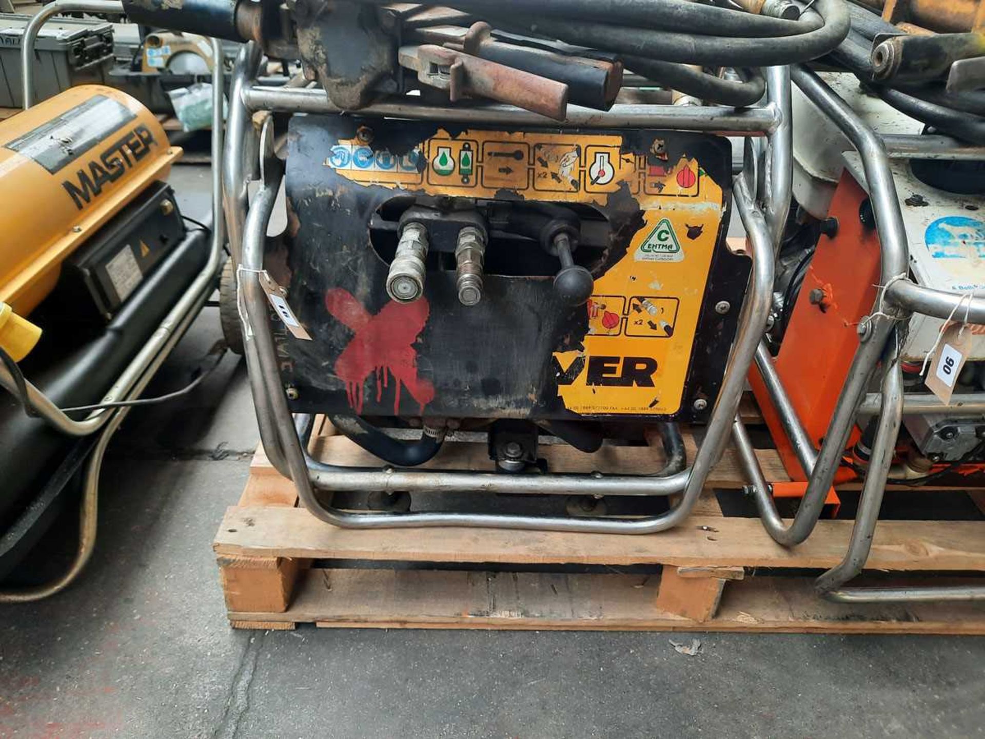 +VAT JCB Beaver 20-140 petrol engined breaker unit with hose and breaker