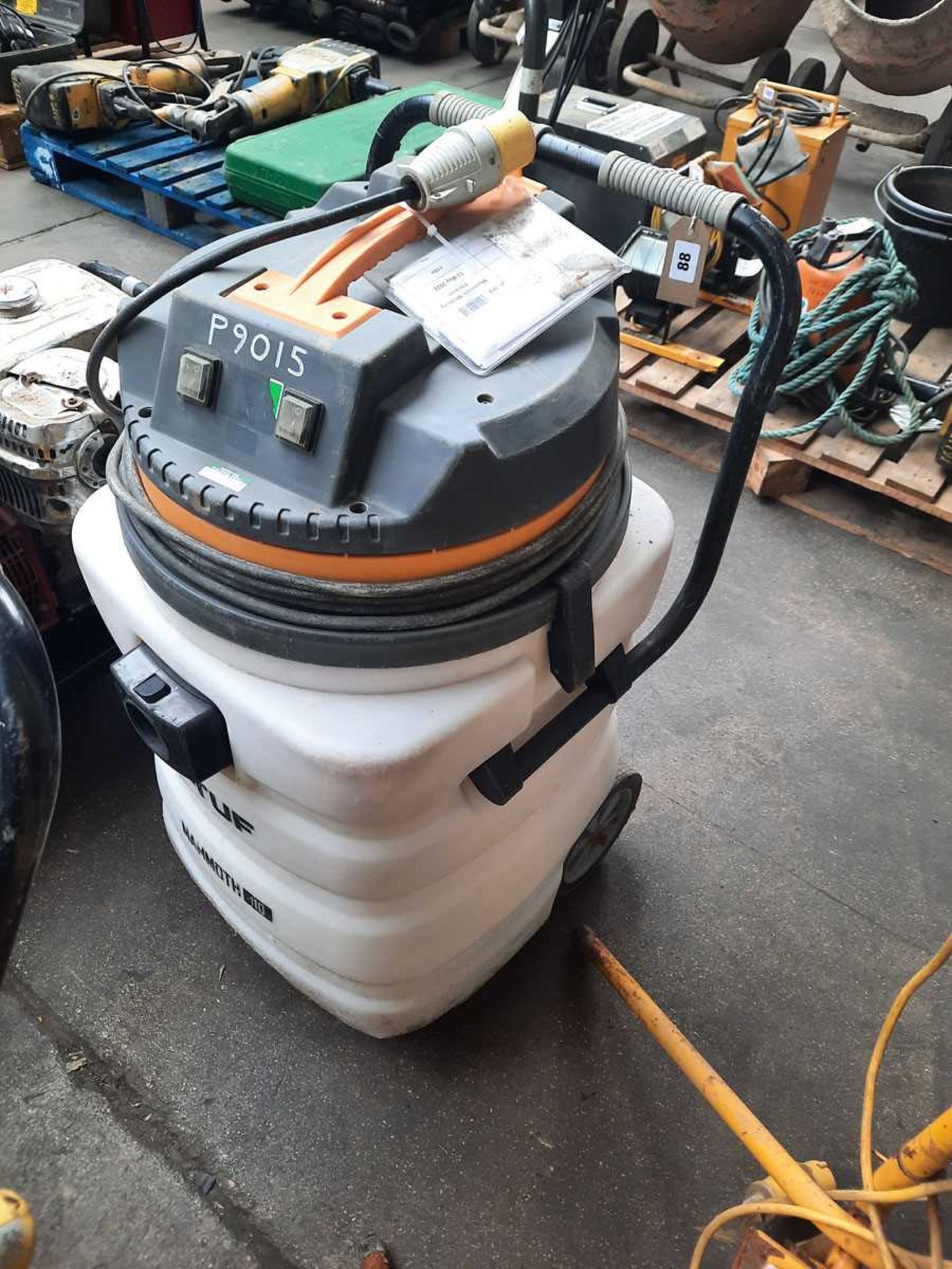 +VAT Mammoth V-Tuf wet and dry vacuum unit, 110v