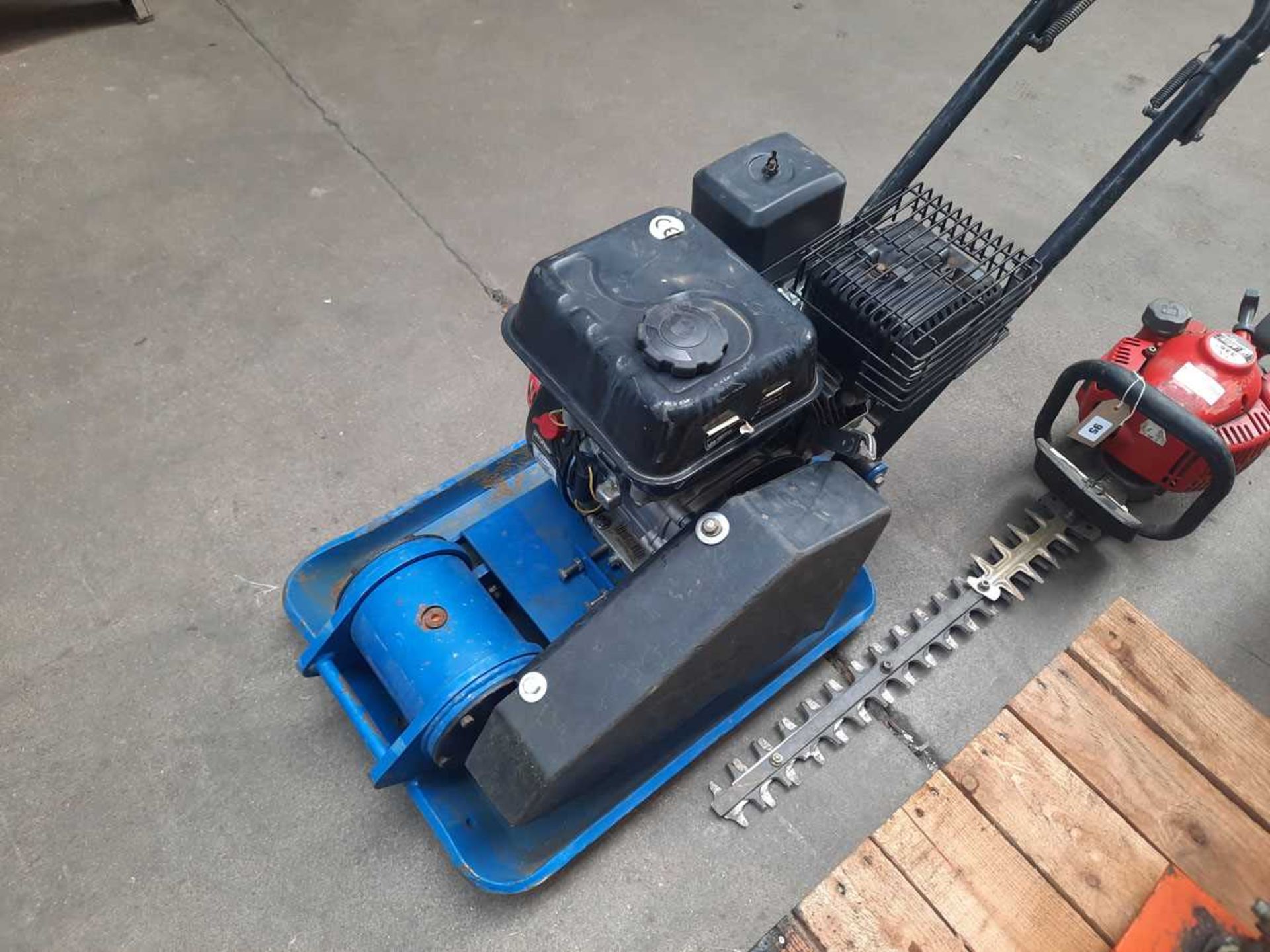 +VAT Hyundai Euro 2 petrol engined vibrating floor compactor - Image 2 of 2