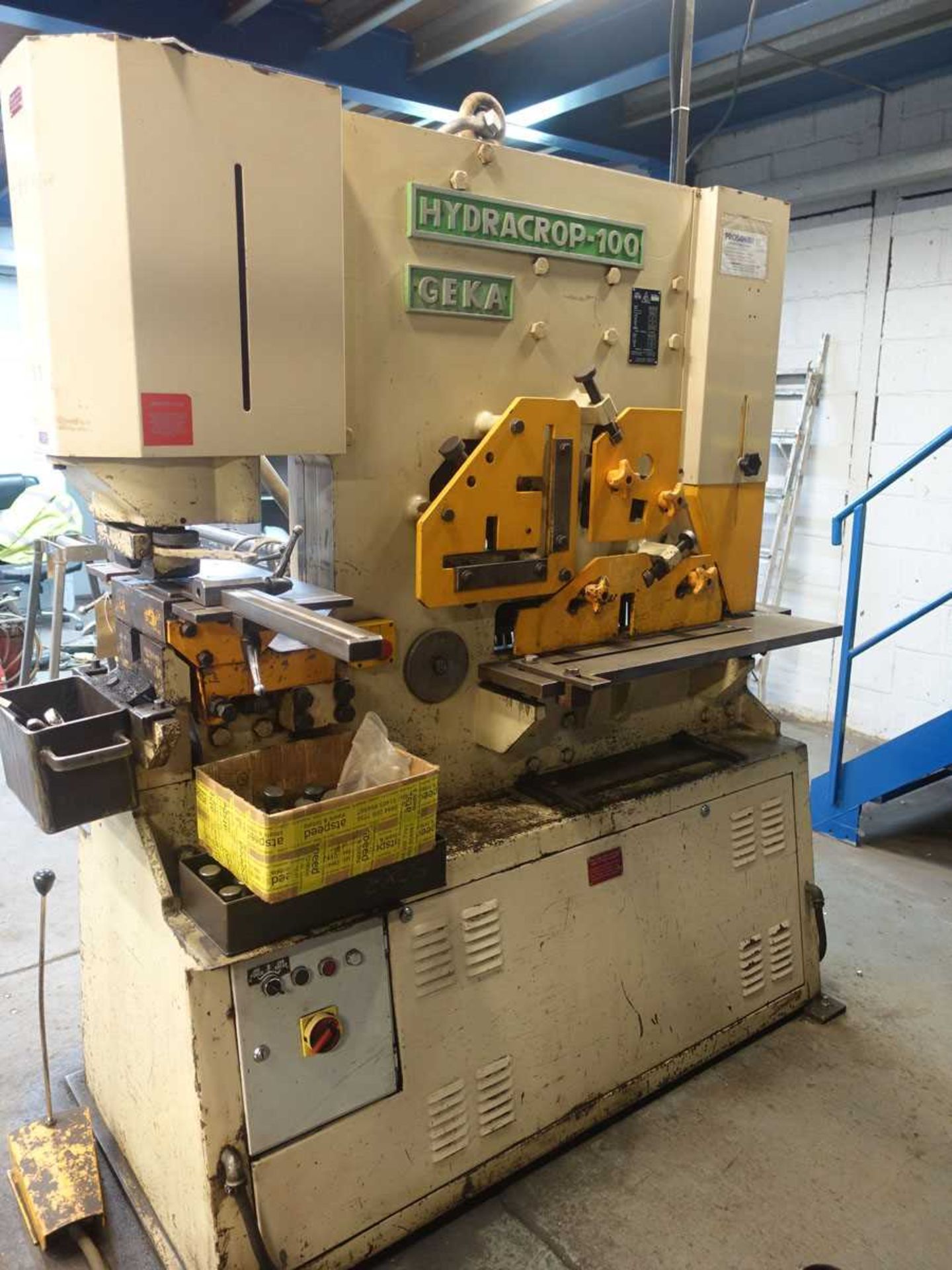 +VAT Geka Hydracrop model HYD-100 metalworker with some tooling Machine no: 13927 - Image 5 of 8