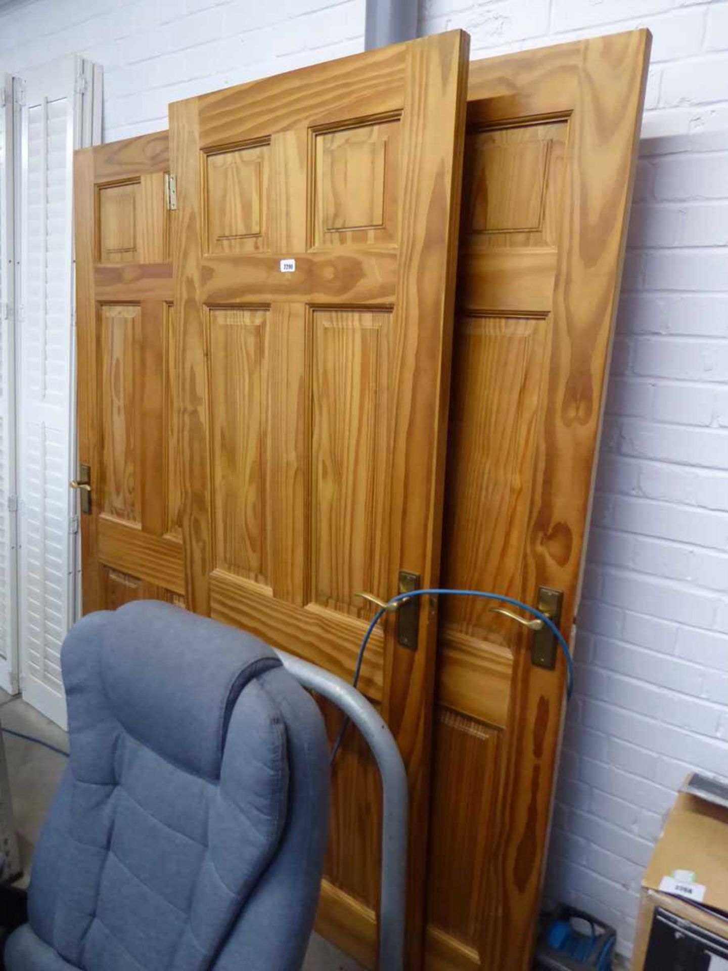 Set of 5 solid wood doors with fixings