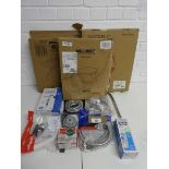 +VAT Mixed plumbing items incl. 3 boxed toilet seats, Flotador universal fixing, shower hoses,