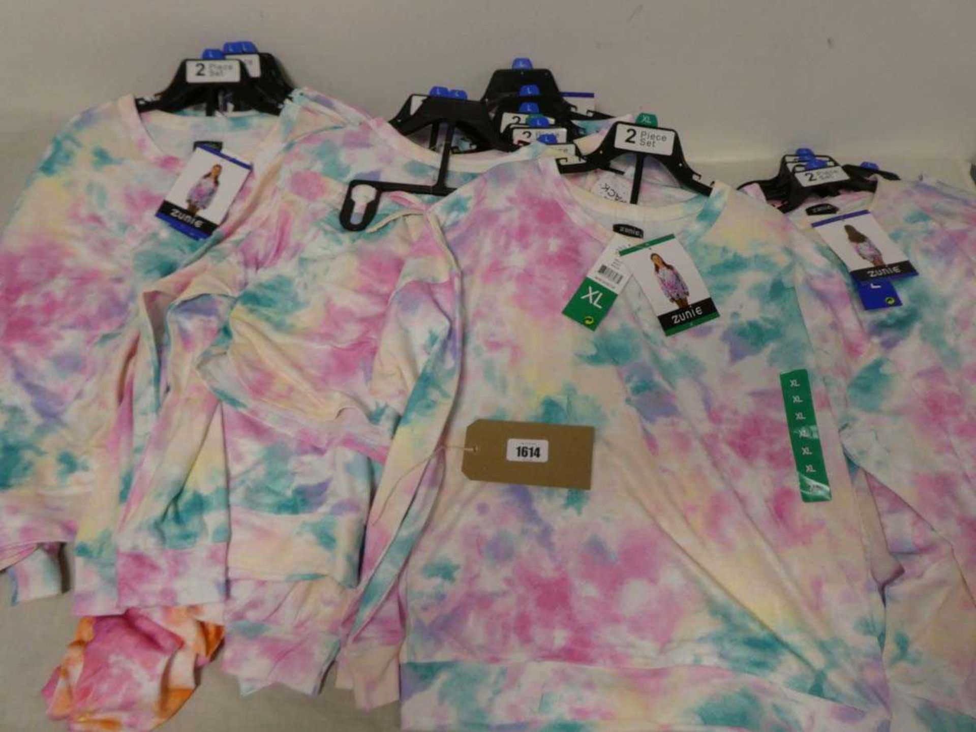 { Choice of lots: 1614, 1615 } Approx. 20 girls 2 piece clothing sets ...