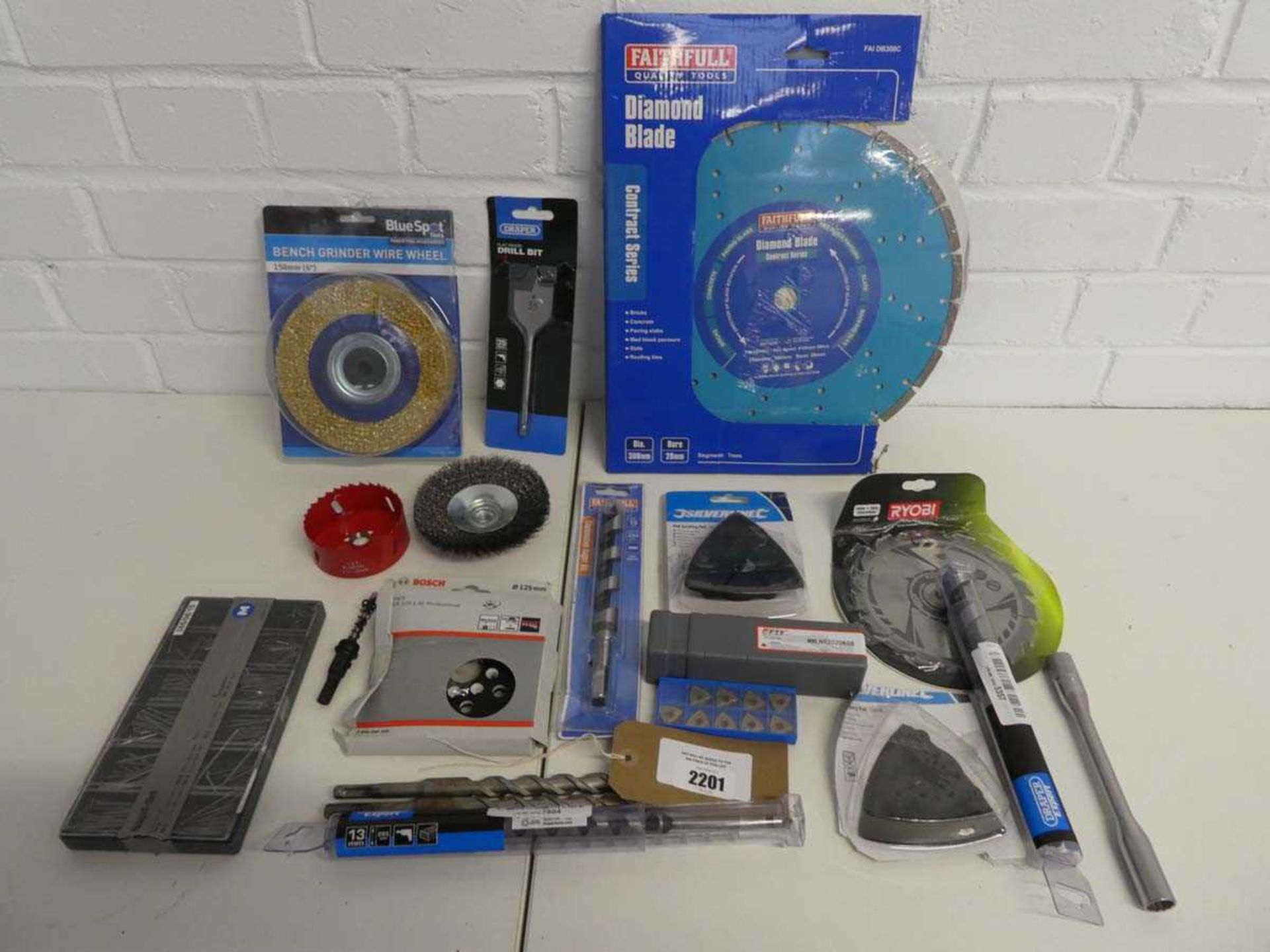 +VAT Assortment of mixed tooling to include a 20mm diamond blade, 150mm bench grinder wire wheel,