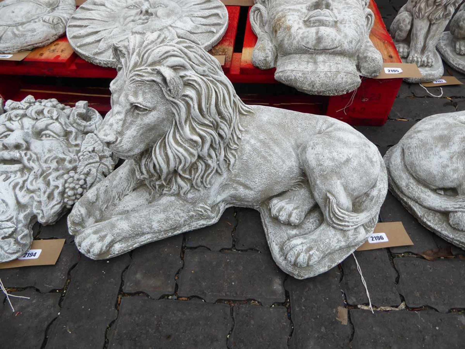 Pair of concrete lions lying down - Image 2 of 2