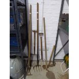 7 garden hand tools incl. pitch forks and hoes