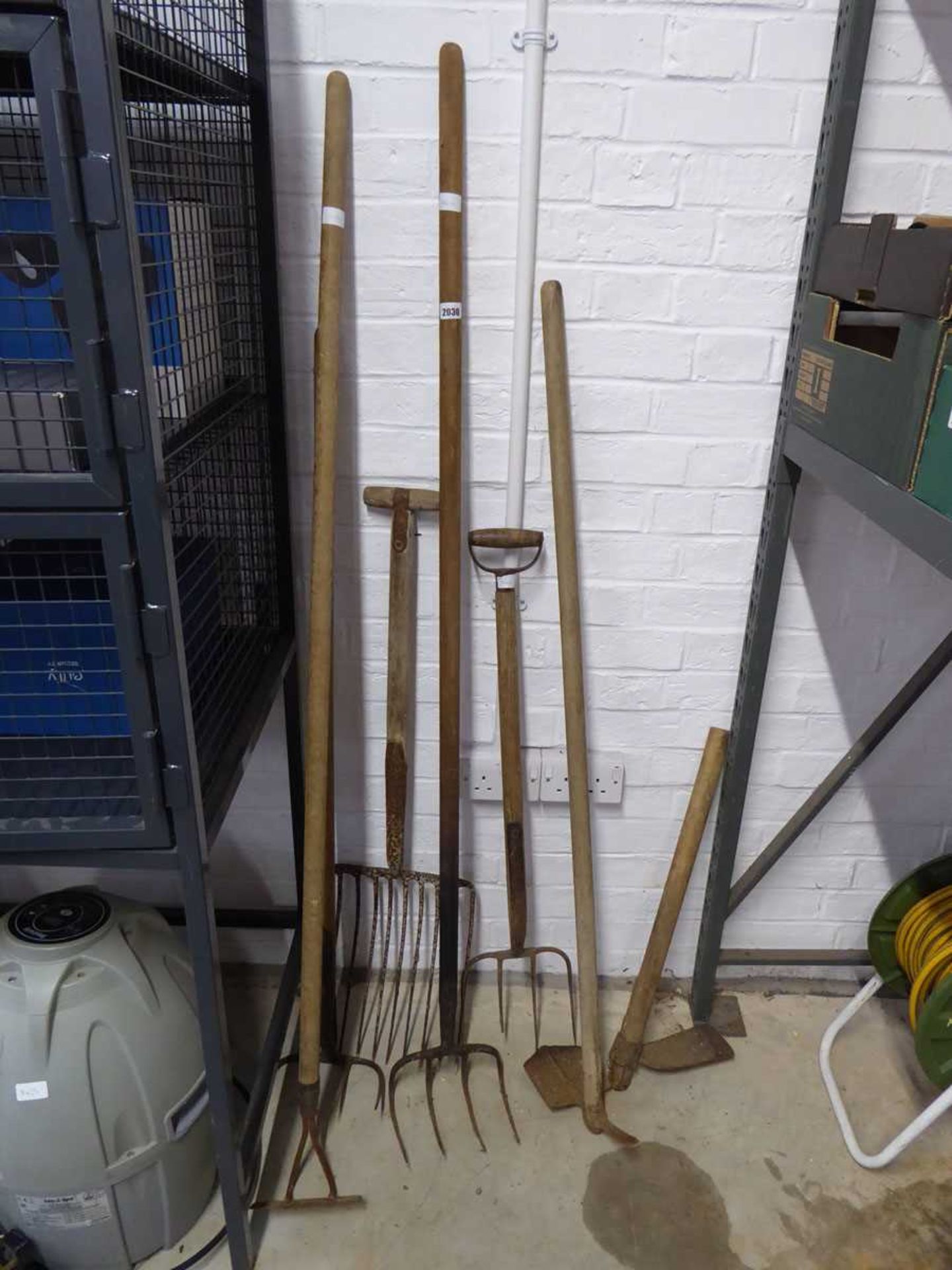 7 garden hand tools incl. pitch forks and hoes