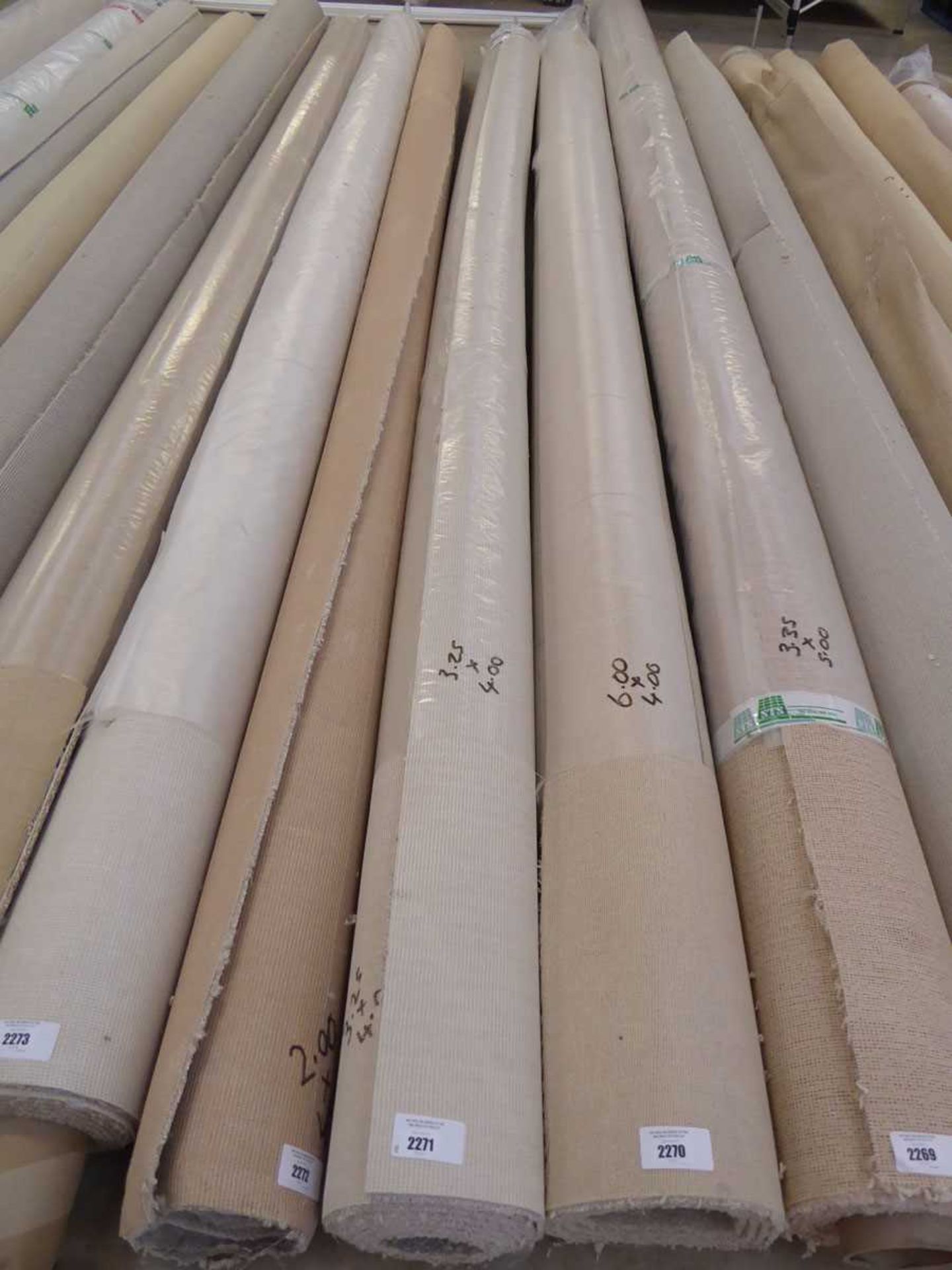 +VAT 3.25 x 4.00m roll of beige carpet