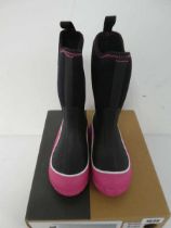 Children's Muck boot company Hale outdoor sport boot in black/pink size UK10 (boxed)