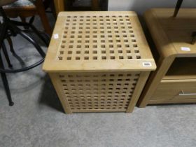 Cuboid lattice wooden laundry box