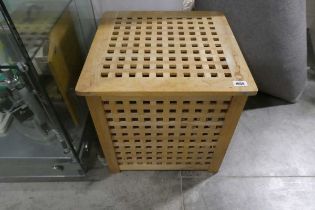 Cuboid lattice wooden laundry box