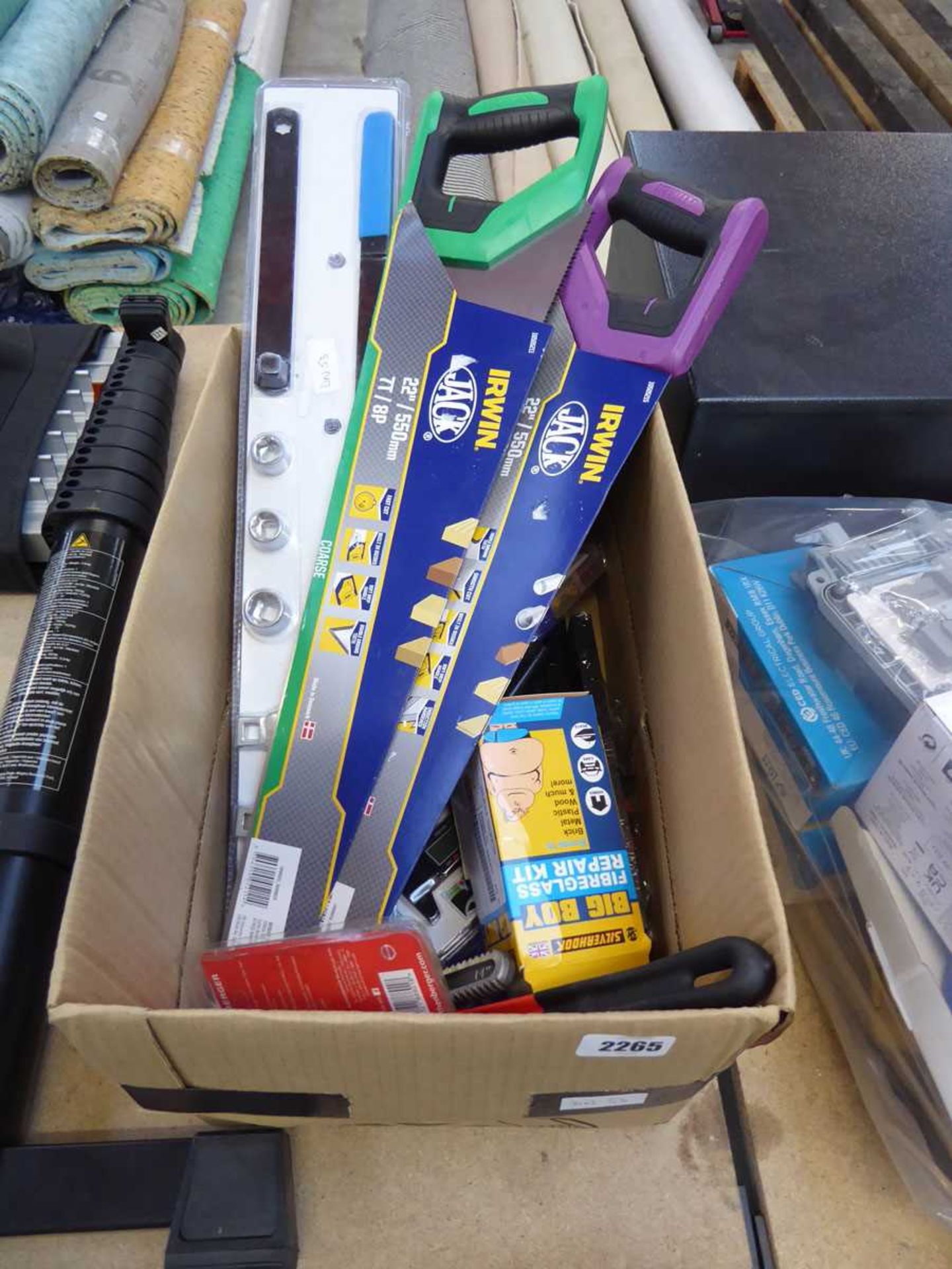 Crate of mixed tooling incl. saws, tape measures, etc.