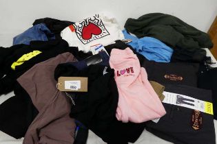 +VAT Approx. 20 items of mens and womens clothing incl. trousers, jumpers, t-shirts, etc.