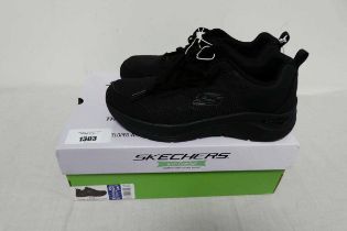 +VAT Pair of mens Skechers Arch Comfort trainers in black (size 8)