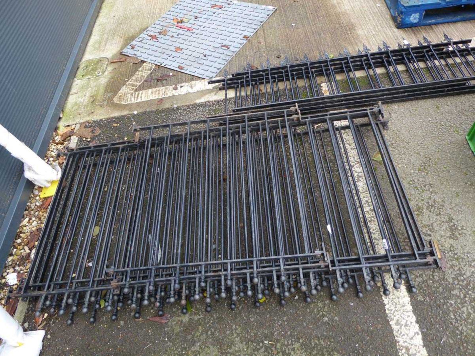Quantity of metal railing