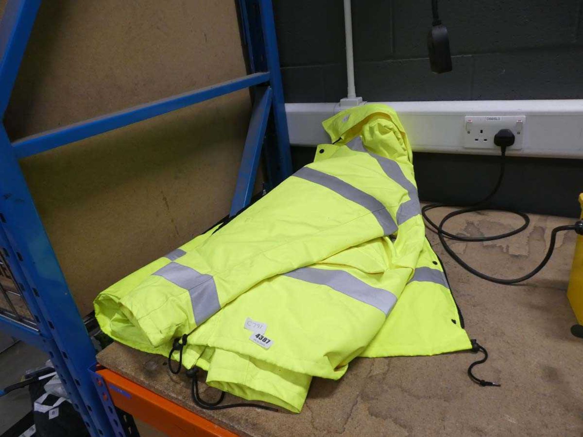 2 fluorescent jackets - Image 2 of 2