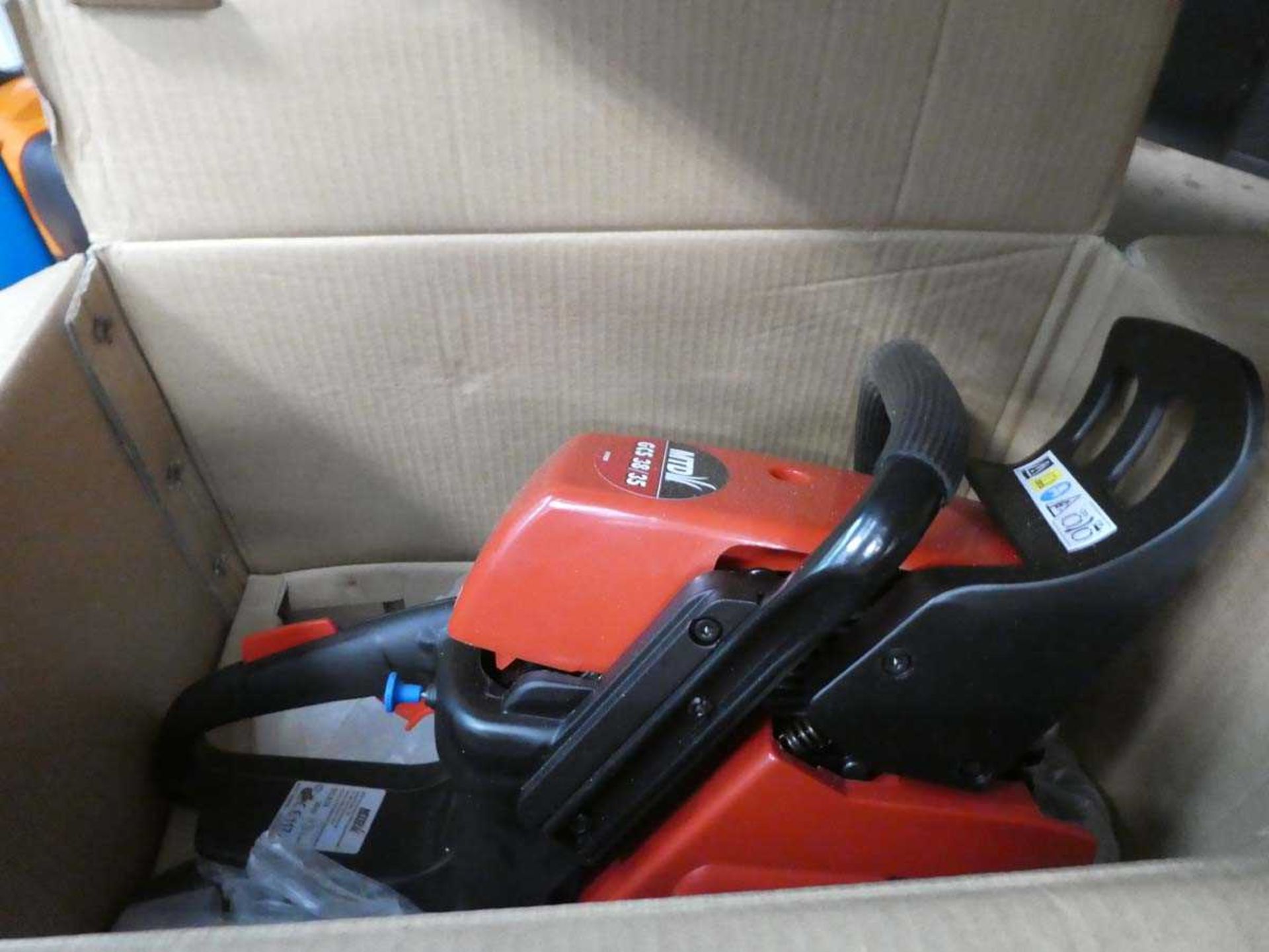 MTD boxed petrol powered chainsaw - Image 2 of 2