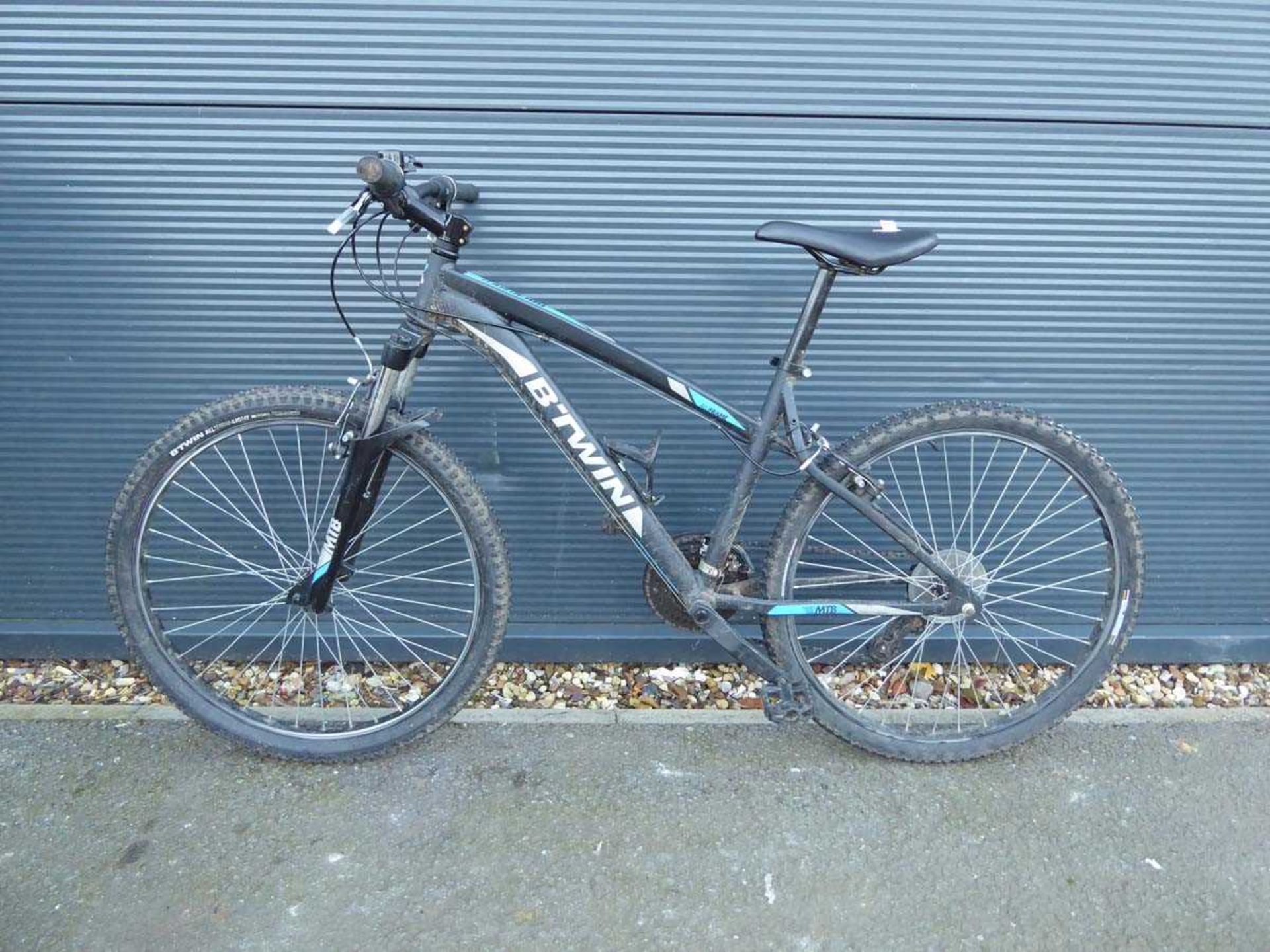 +VAT B-Twin gents mountain bike in black