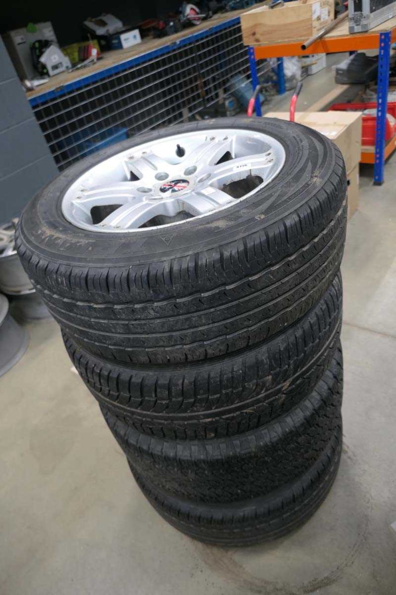 Set of alloy wheels with tyres size 255/55 18