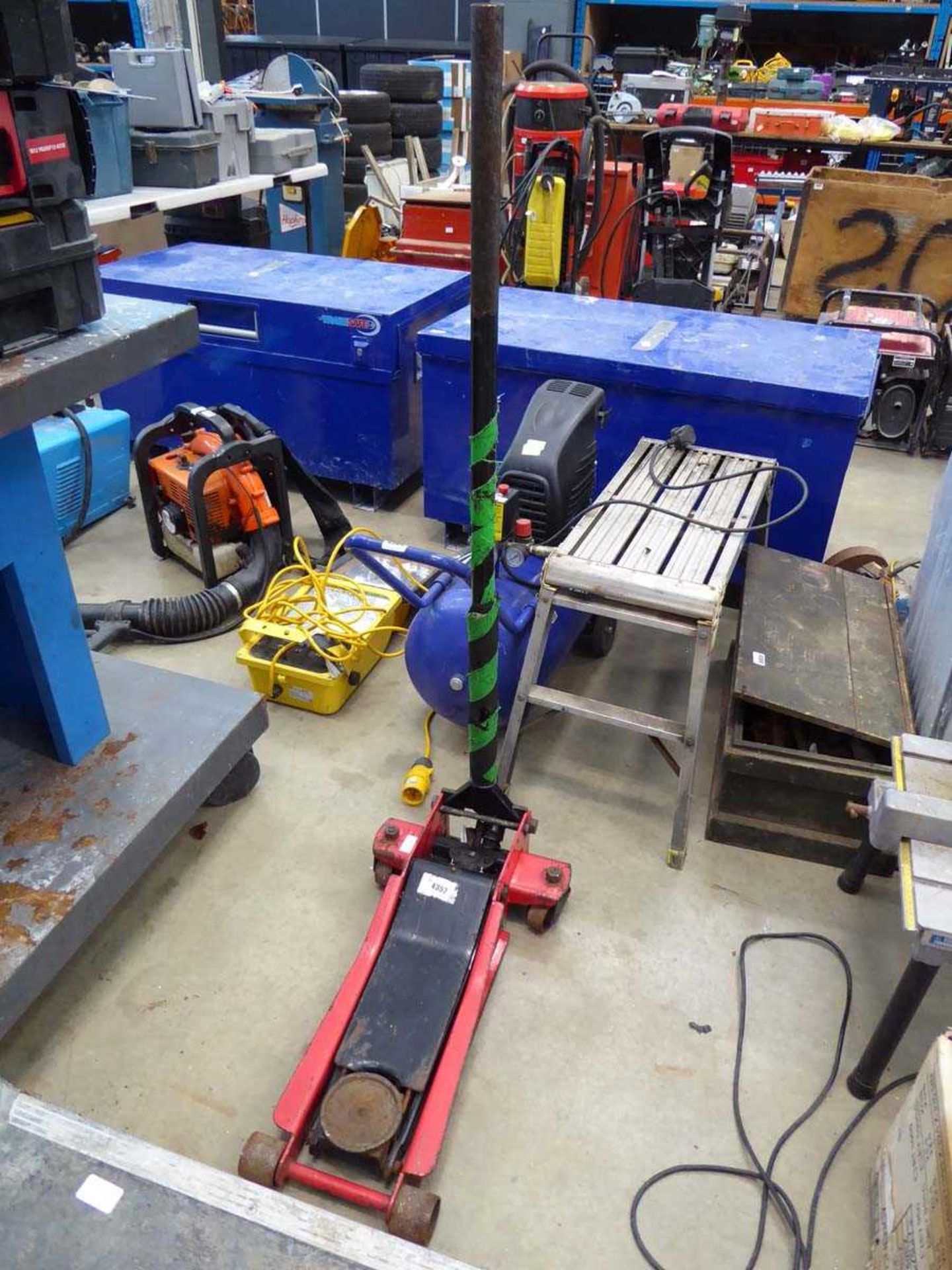 +VAT Trolley jack