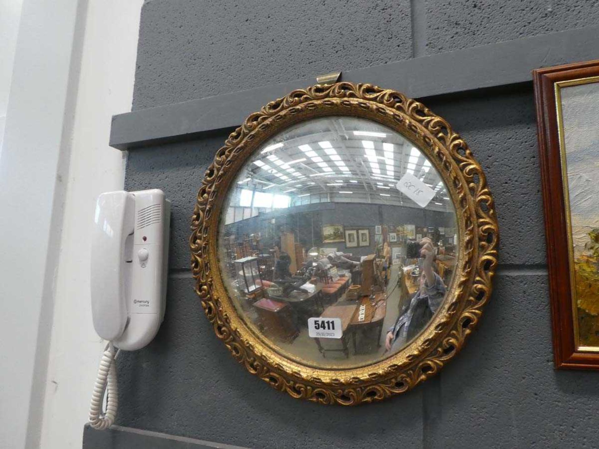 Circular convex mirror in gilt frame