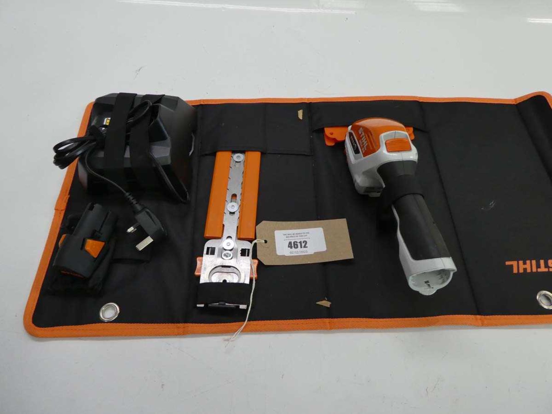 +VAT Stihl HSA26 shears, battery, battery charger and carry case