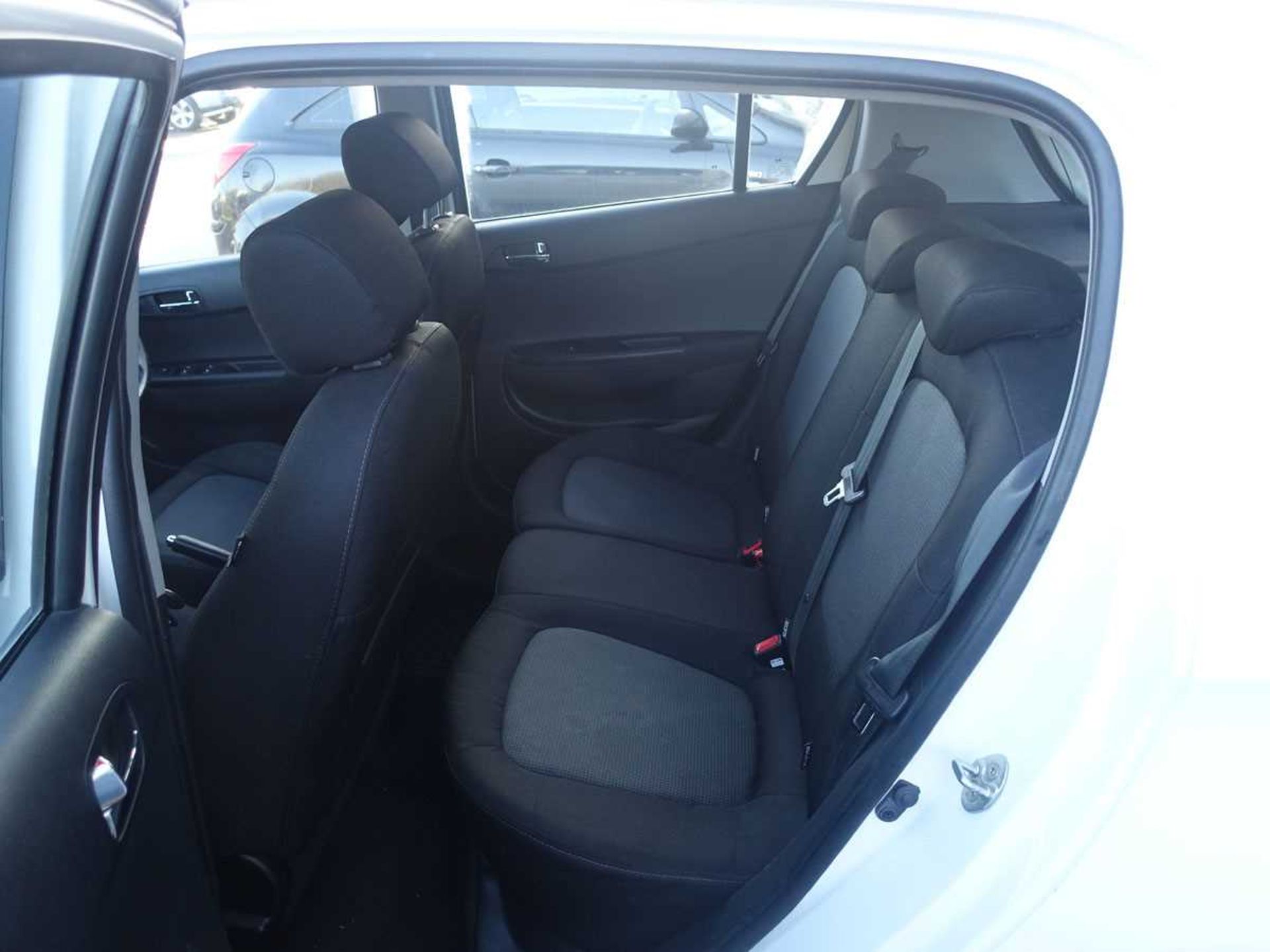 (EX64 AYU) Hyundai i20 Active in white, 5 speed manual, first registered 01/10/2014, 1248cc gas bi- - Image 4 of 9