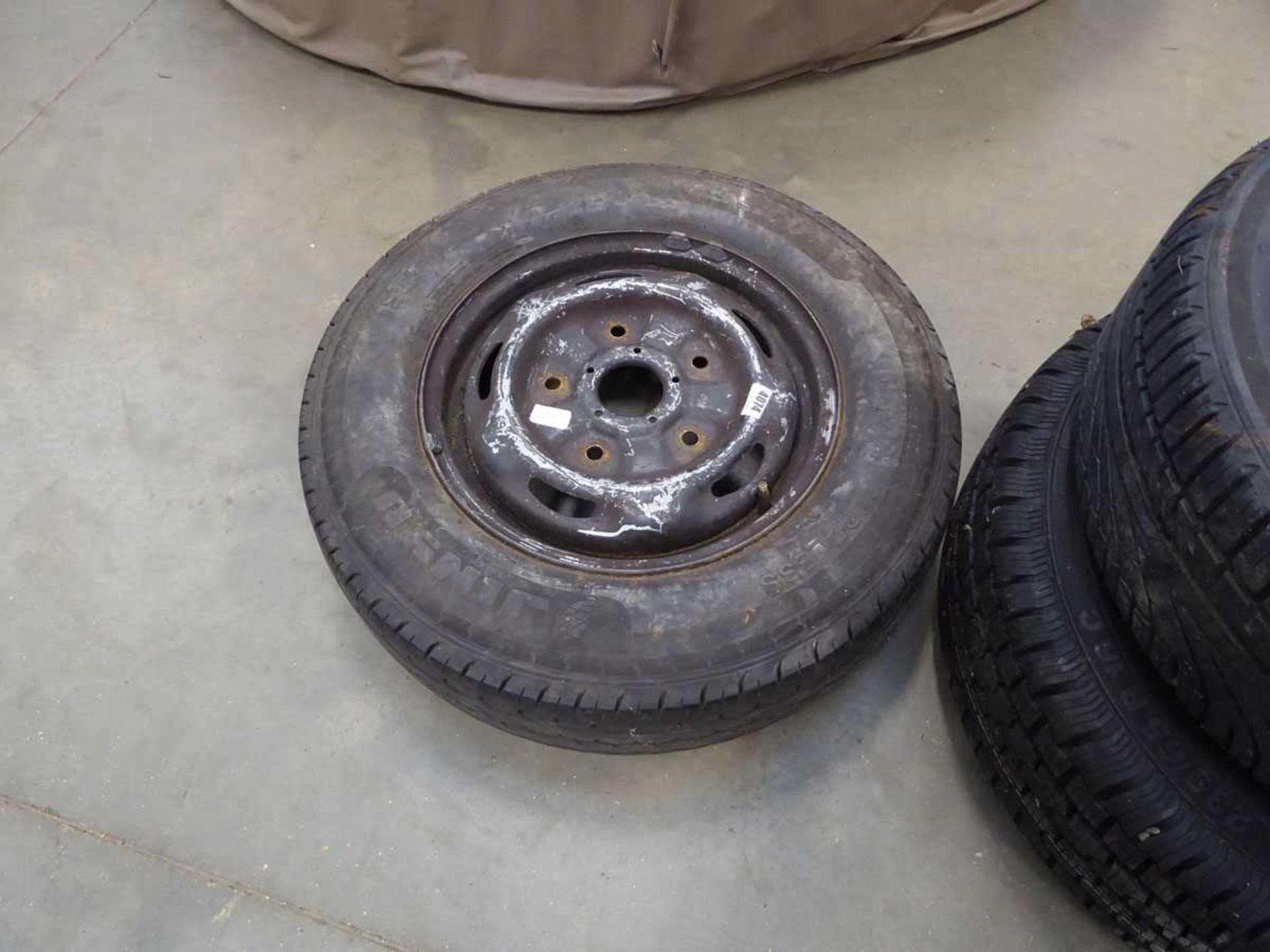 Single steel ring tyre, steering wheel and tyre