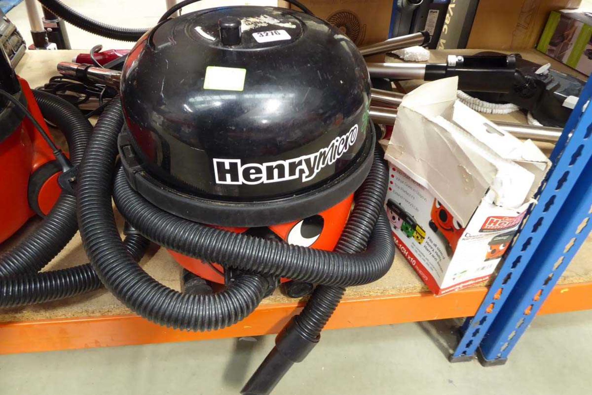 Henry vacuum cleaner with pole, pipe and bag of vacuum bags