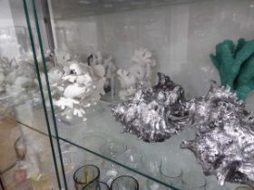 +VAT Shelf of various coral bookends and conch shells etc