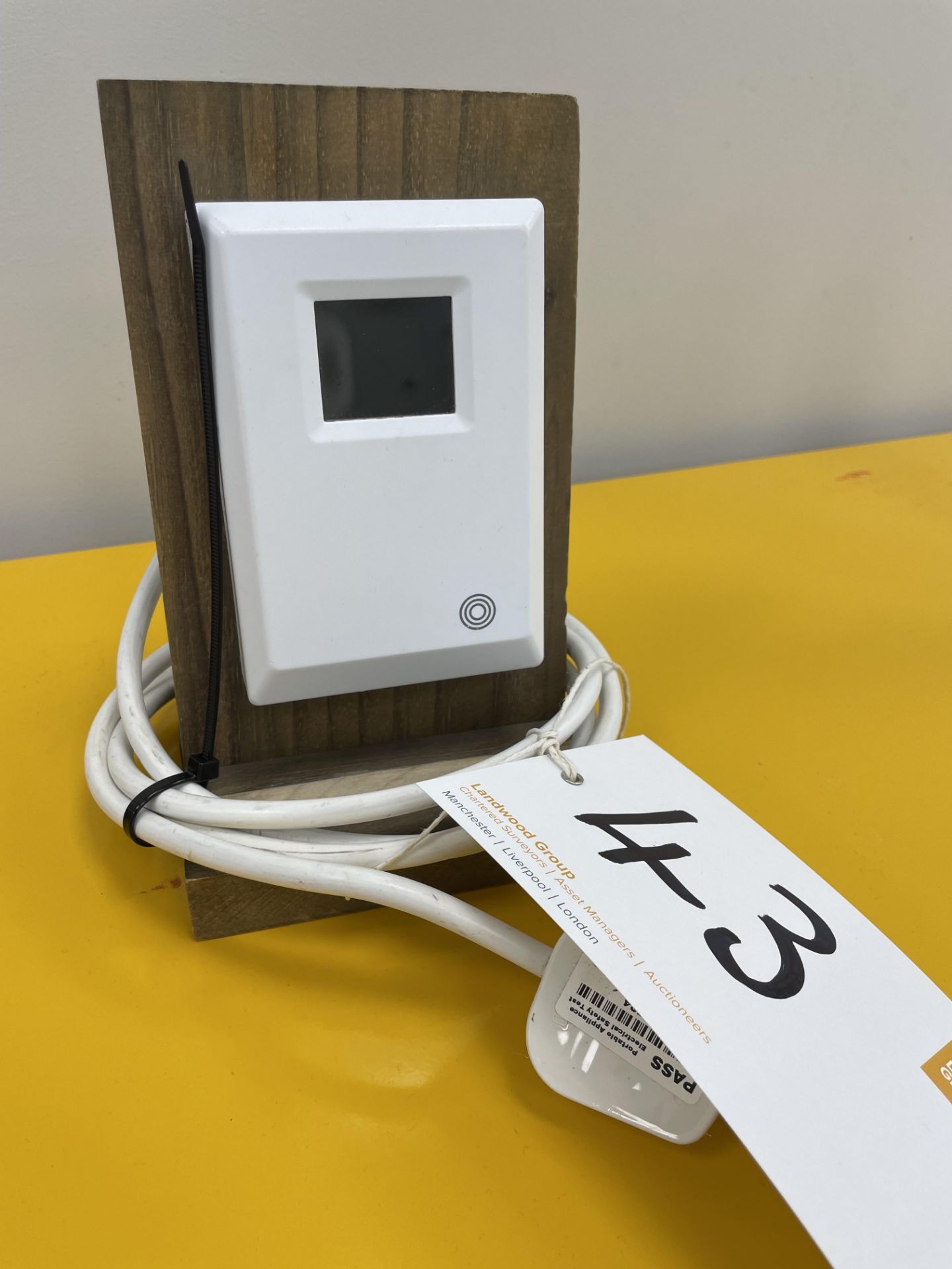 A Co2 AVG TFT carbon dioxide monitor.