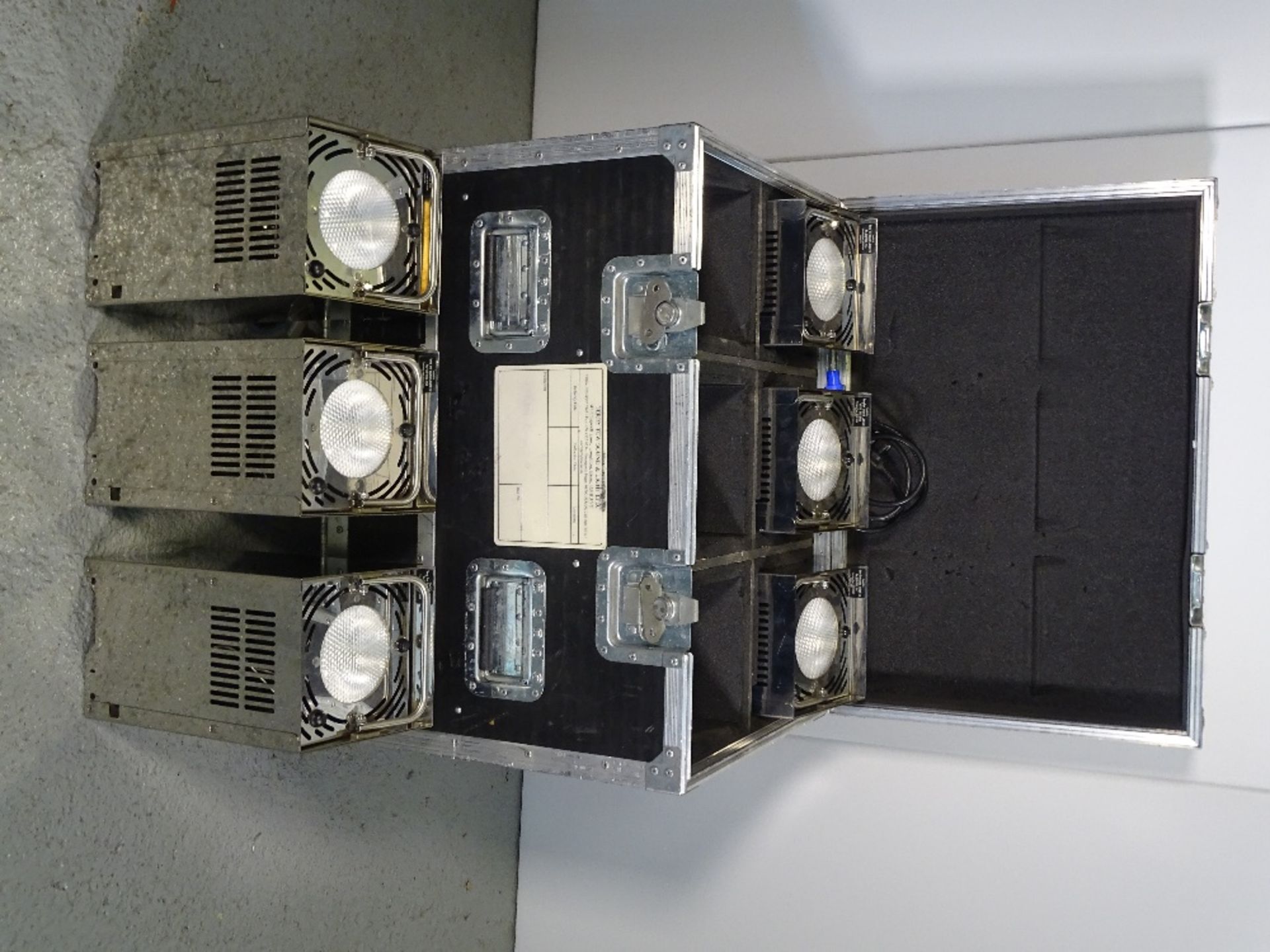 A GDS RGB Battery LED up lighter Kit of 6-Plus 6 Way Charging flight case, Standard Output