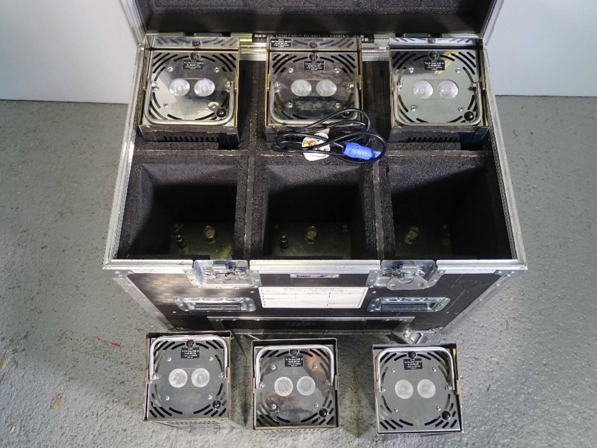 A GDS RGB Battery LED up lighter Kit of 6-Plus 6 Way Charging flight case, High Output Version, with - Image 4 of 6