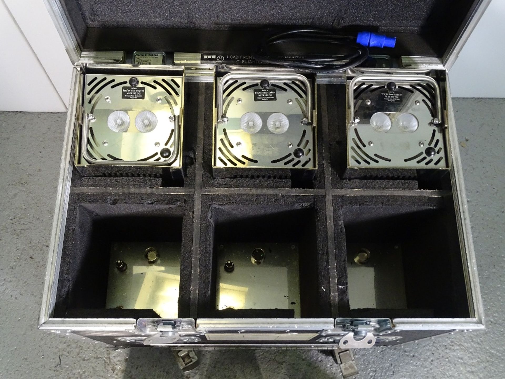 A GDS RGB Battery LED up lighter Kit of 6-Plus 6 Way Charging flight case, High Output Version, with - Image 4 of 6