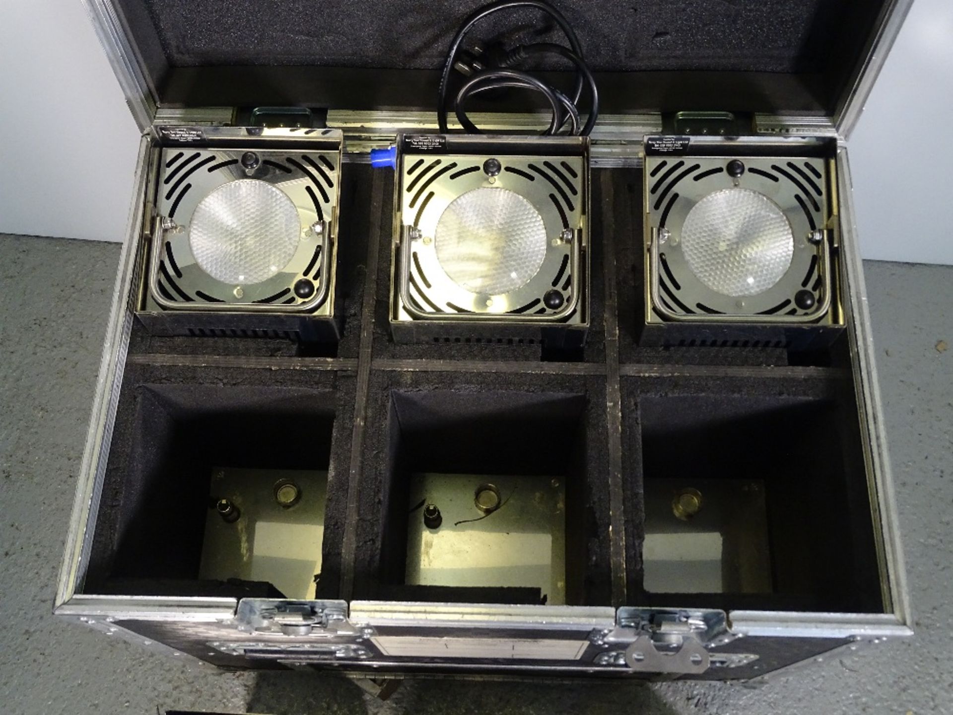 A GDS RGB Battery LED up lighter Kit of 6-Plus 6 Way Charging flight case, Standard Output - Image 4 of 5