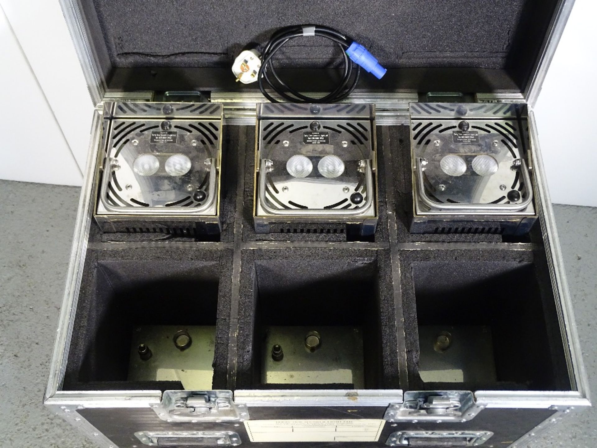 A GDS RGB Battery LED up lighter Kit of 6-Plus 6 Way Charging flight case, Standard Output - Image 5 of 6