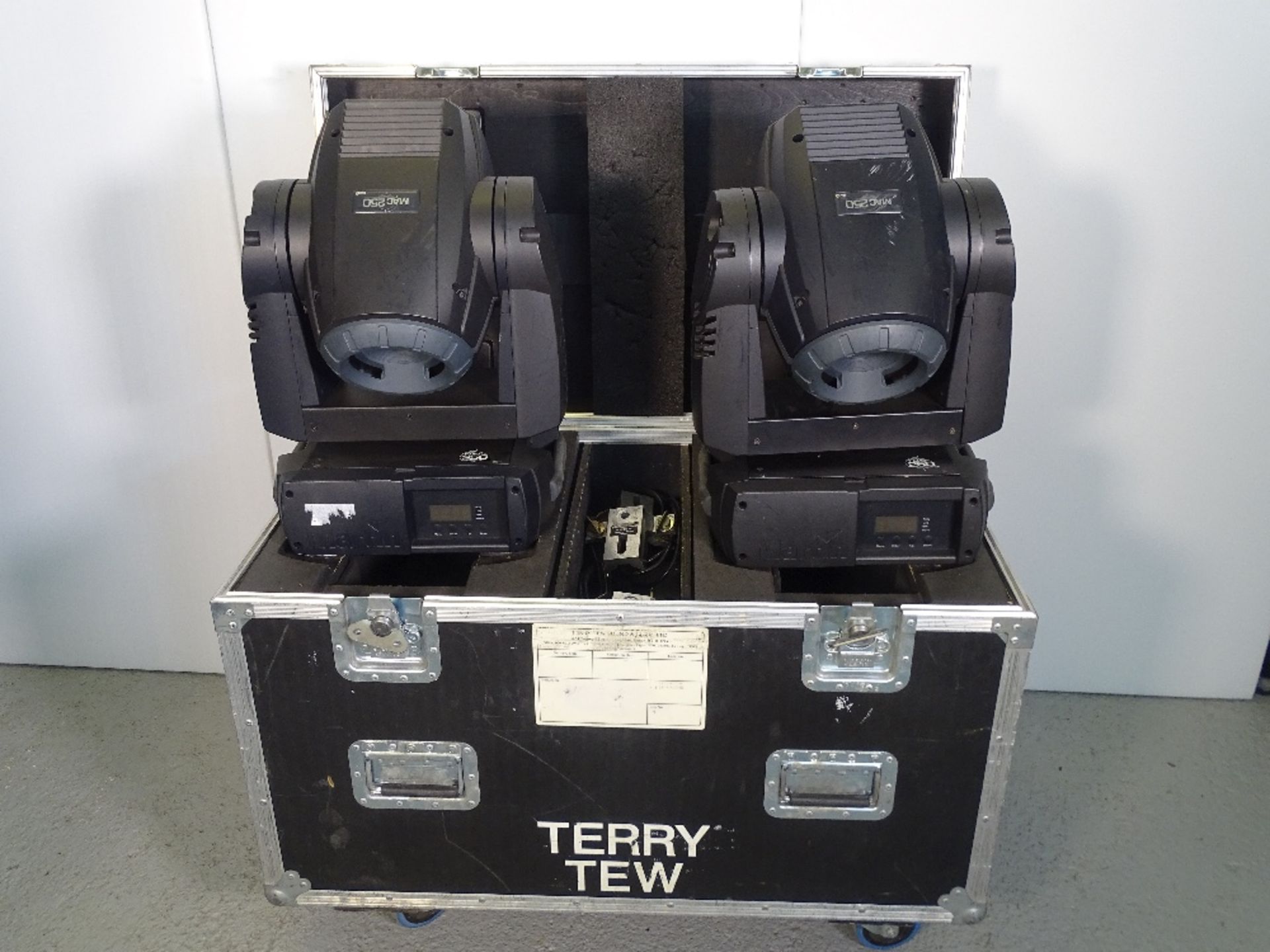 A Martin Lighting MAC 250 KRYPTON Twin Kit flight cased, includes 4 Doughty hanging clamps and power - Image 3 of 6