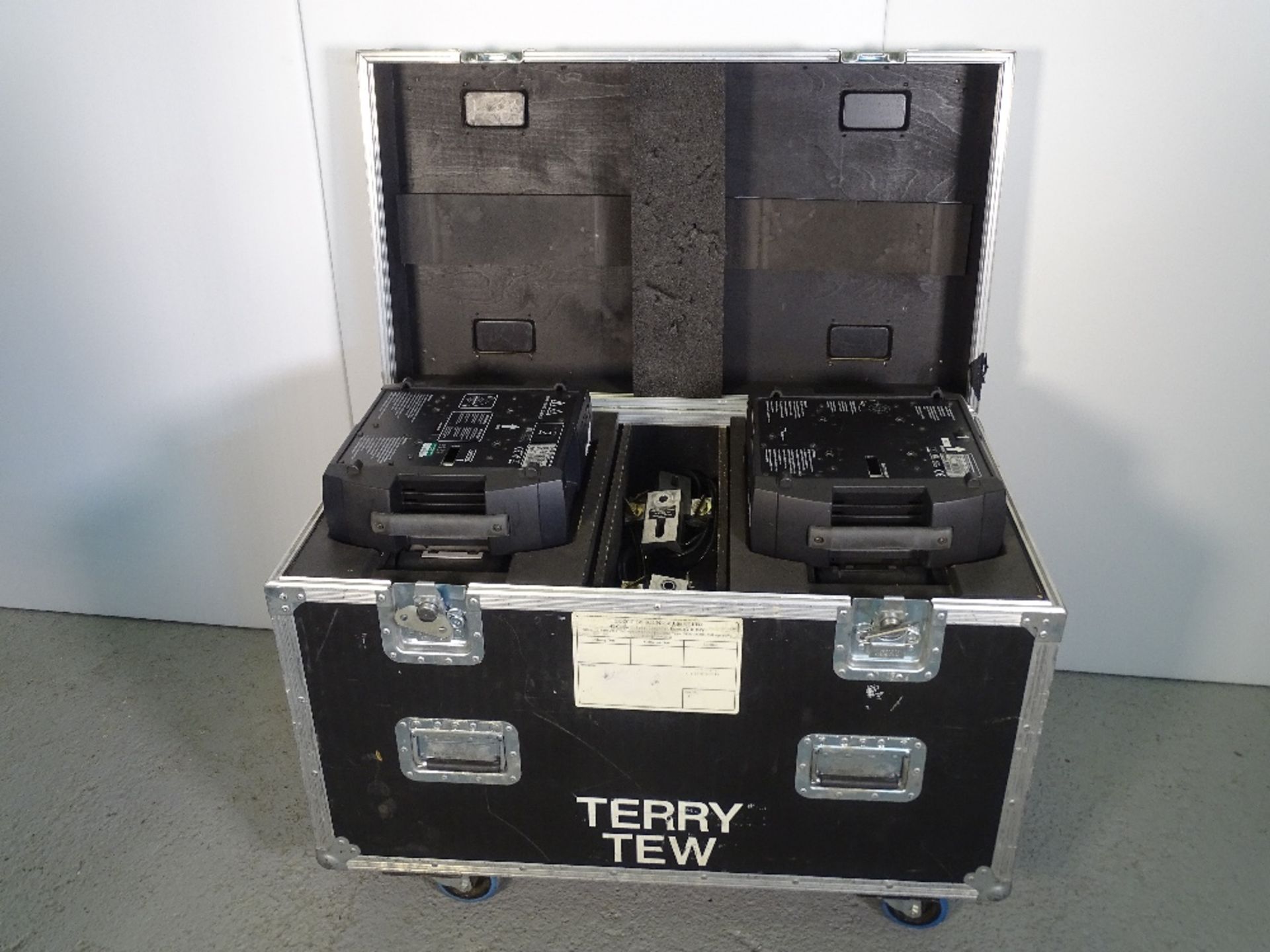 A Martin Lighting MAC 250 KRYPTON Twin Kit flight cased, includes 4 Doughty hanging clamps and power - Image 2 of 6