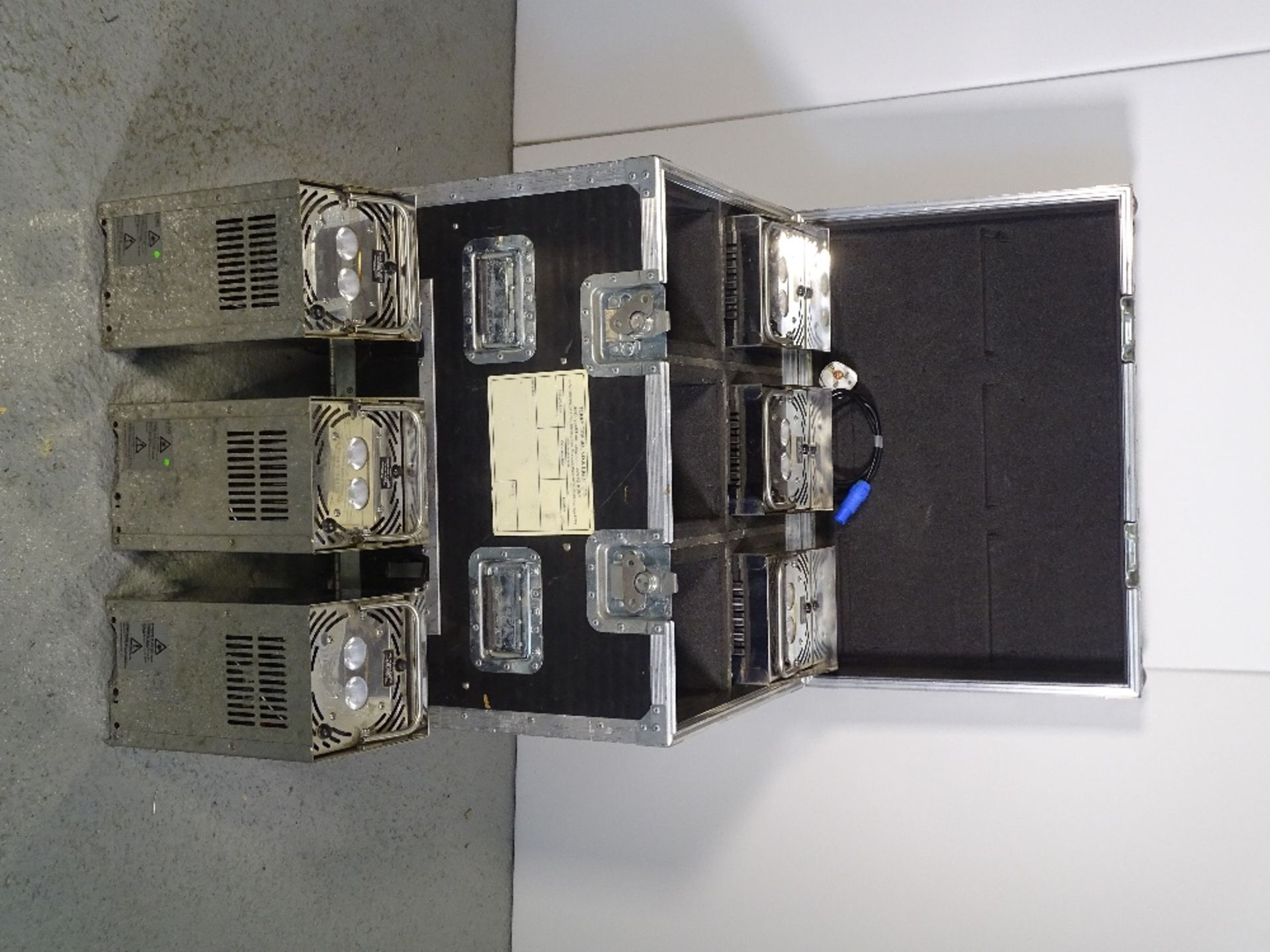 A GDS RGB Battery LED up lighter Kit of 6-Plus 6 Way Charging flight case, Standard Output - Image 3 of 6