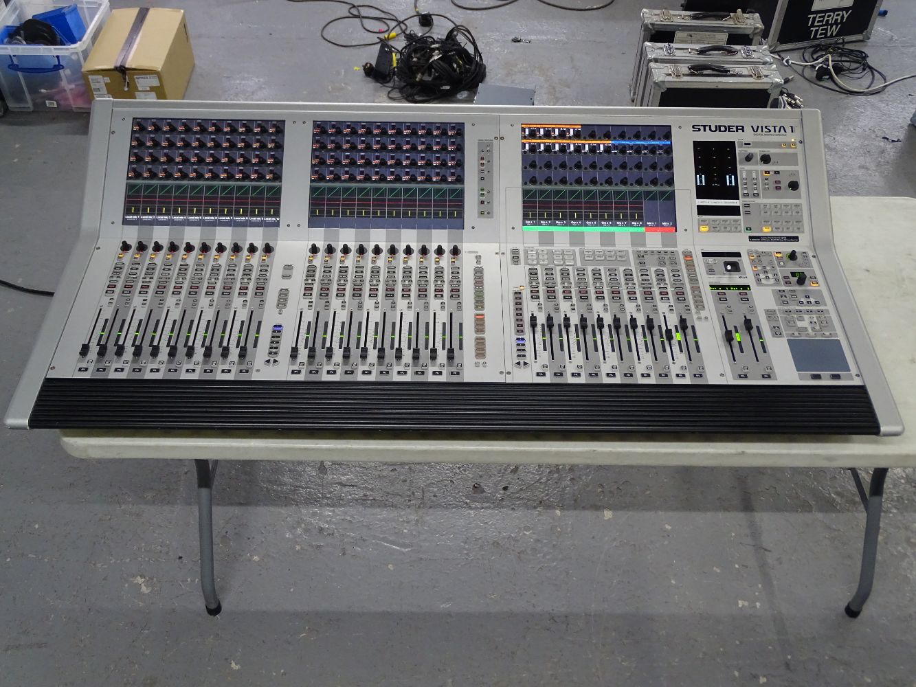 COLLECTIVE AUCTION OF AUDIO-VISUAL EQUIPMENT