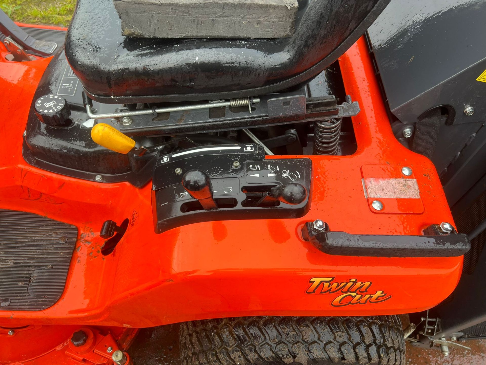 A Kubota G23LD48UK Twin Cut 48in 2WD Ride On Lawns Mower with Grass Box, Serial No.20710 (2012), - Image 10 of 14