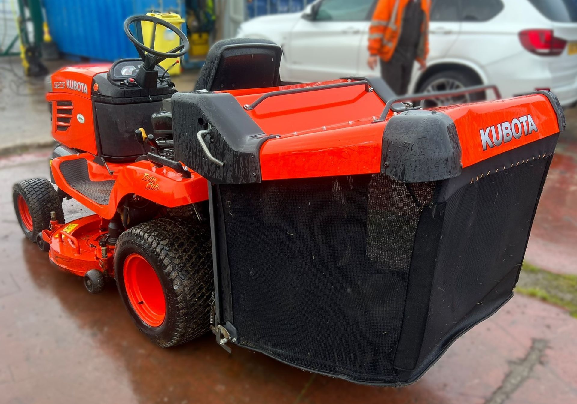 A Kubota G23LD48UK Twin Cut 48in 2WD Ride On Lawns Mower with Grass Box, Serial No.20710 (2012), - Image 5 of 14