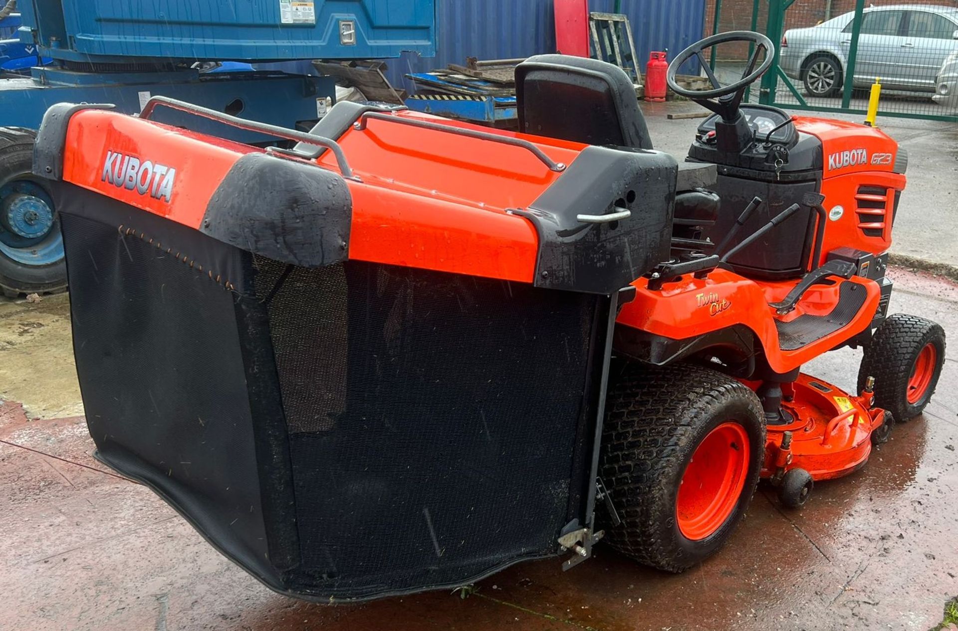 A Kubota G23LD48UK Twin Cut 48in 2WD Ride On Lawns Mower with Grass Box, Serial No.20710 (2012), - Image 6 of 14