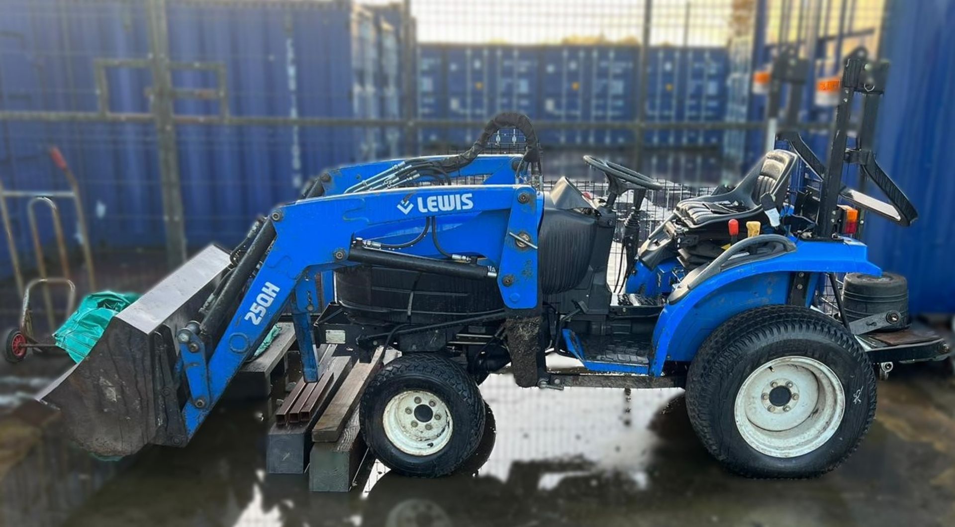 A New Holland TC24D Compact Utility Tractor, Reg. No.RX10GMU, with Lewis 25QH Loader, 48in bucket, - Image 4 of 12