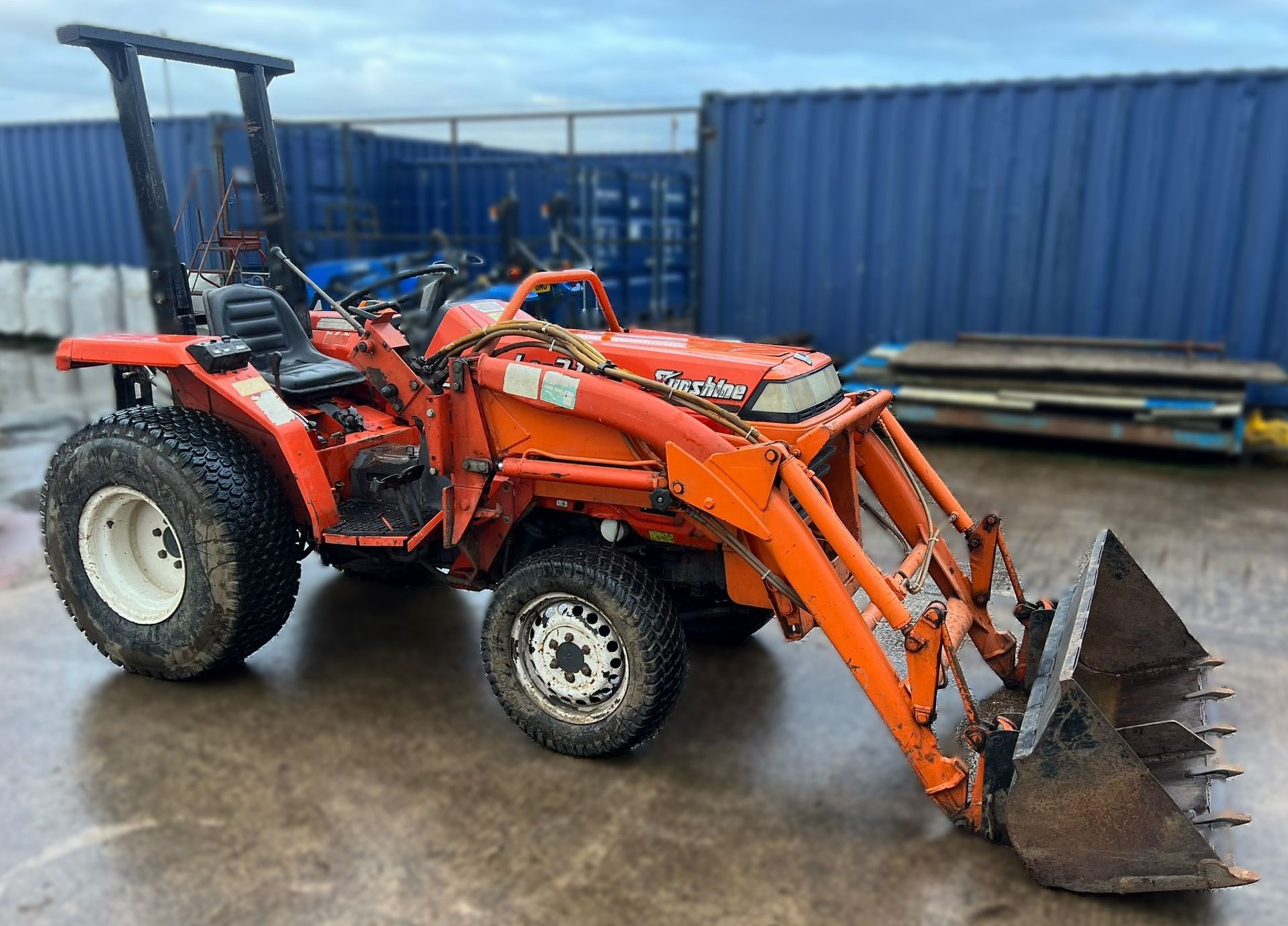 A Kubota Sunshine L1-215 Compact Utility Tractor with Monroematic Auto Controls, 1350mm bucket, - Image 2 of 8