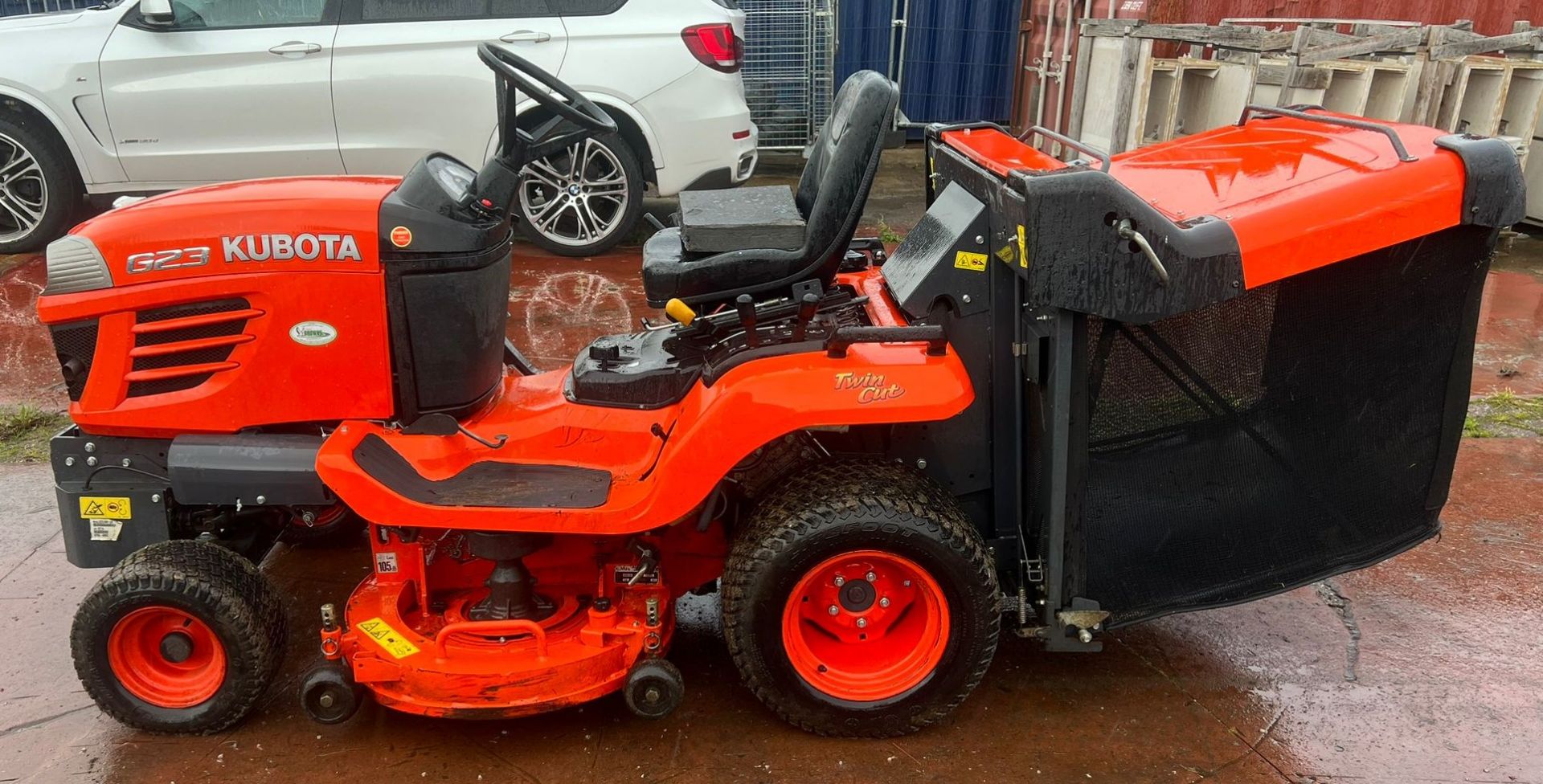A Kubota G23LD48UK Twin Cut 48in 2WD Ride On Lawns Mower with Grass Box, Serial No.20710 (2012), - Image 4 of 14