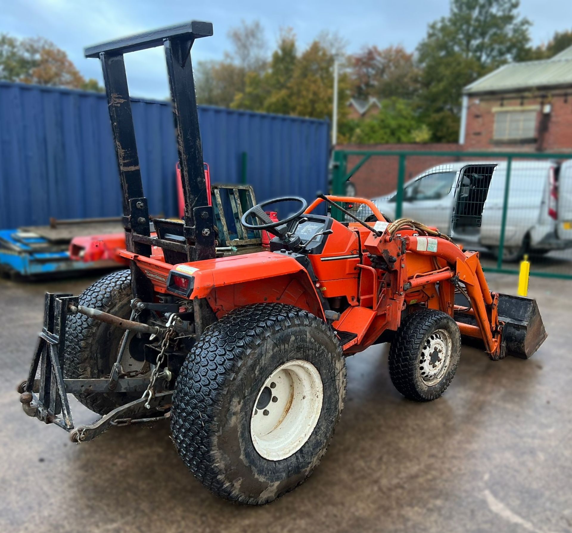 A Kubota Sunshine L1-215 Compact Utility Tractor with Monroematic Auto Controls, 1350mm bucket, - Image 4 of 8