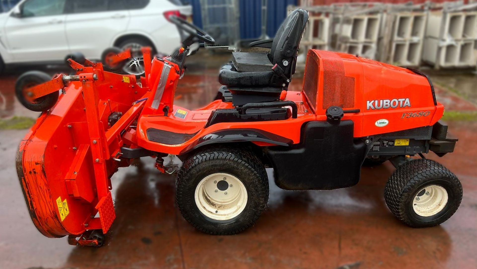 A Kubota F3680-EC 4WD Ride On Mower with 3 blade Mower Deck (one blade missing) and towing hitch, - Image 4 of 13