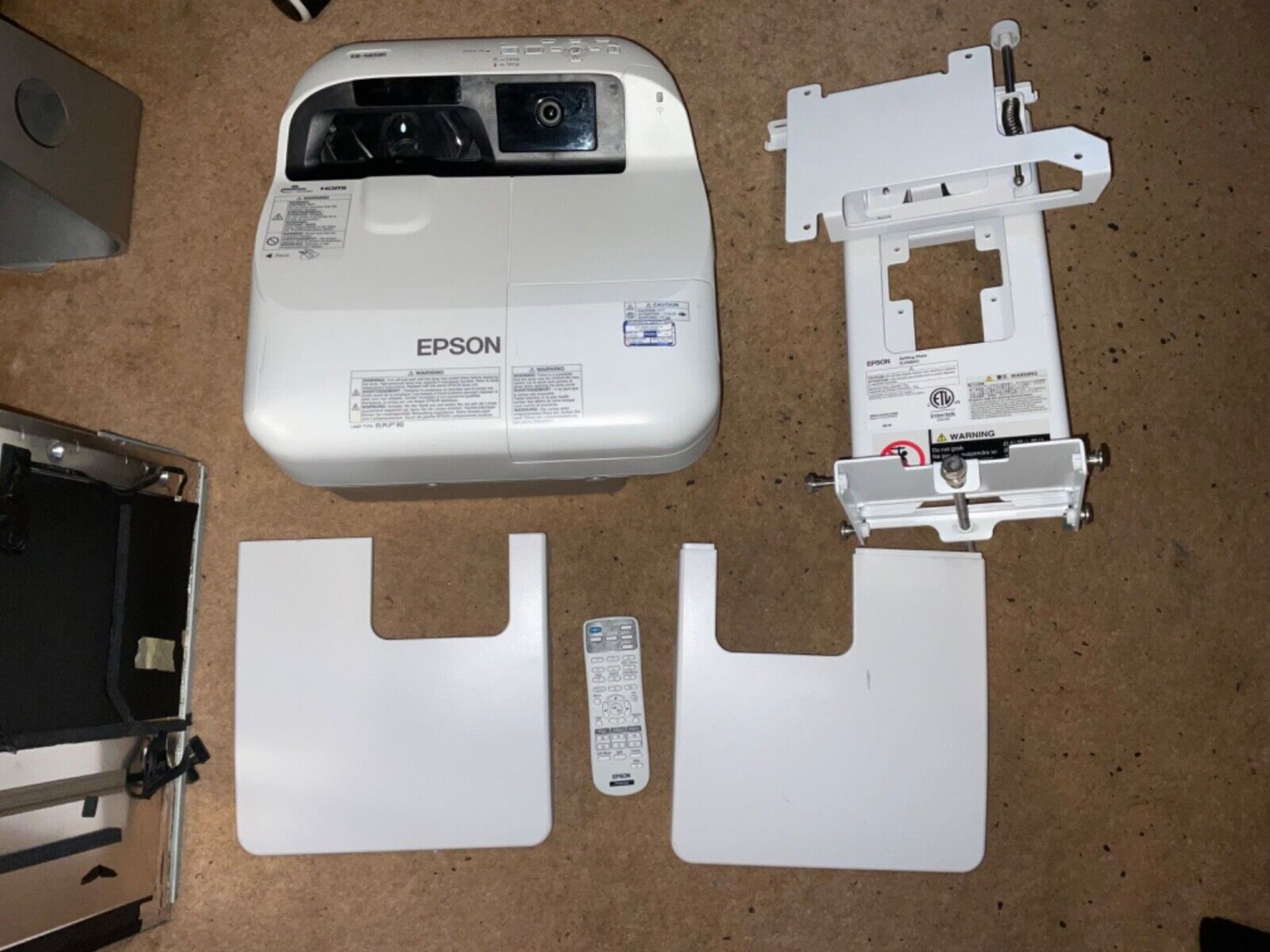 Epson EB-585Wi WXGA HDMI Ultra Short Throw 3300 Lumens Projector Inc. RC & Mount RRP £350