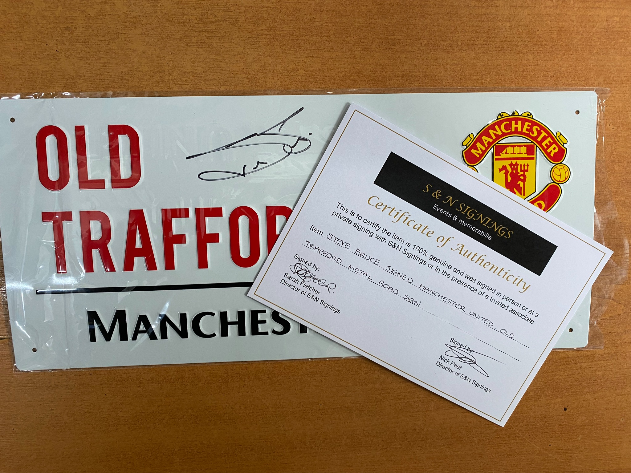 Manchester United Steve Bruce Signed Old Trafford Street Sign Plaque - Image 2 of 2